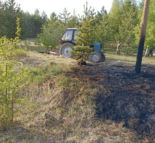 Трактор ИП Баженова опахал лесок, а рабочие затушили пламя